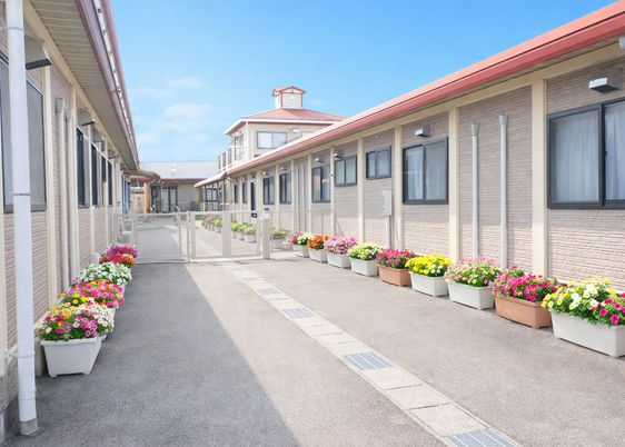 色とりどりの花壇が並ぶ建物