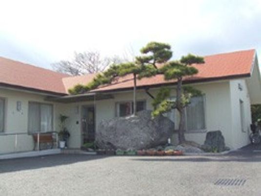 施設の外観と庭  
