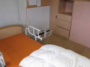 整った家具の居室