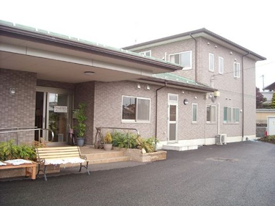 施設の入り口と外観