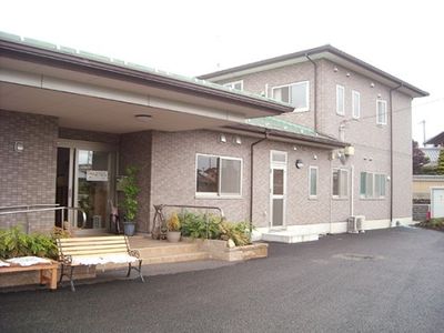 施設の入り口と外観