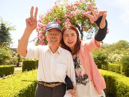 笑顔の二人と花