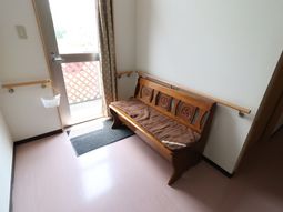 明るい入口のベンチ