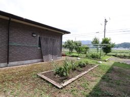 施設の庭と外壁