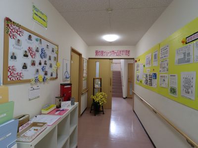 廊下に掲示物と装飾