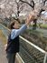 咲き誇る桜と女性の様子