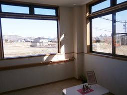 明るい採光の居室