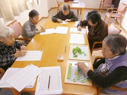 機能訓練を行う高齢者