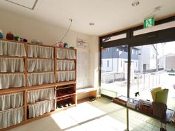 入口付近の明るい空間