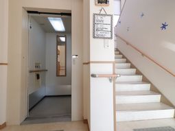 手すり付き階段とエレベーター