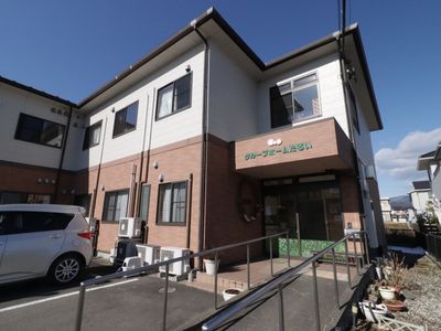 明るい日差しの施設外観