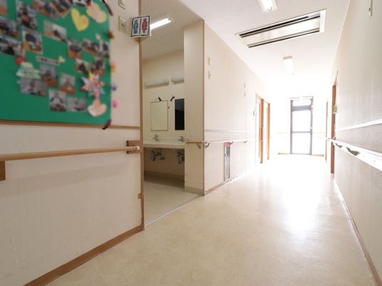 廊下の掲示物と洗面台