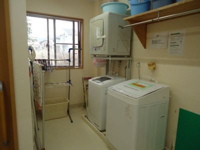 洗濯機と乾燥機の整った空間