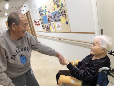 笑顔交わすケアシーン