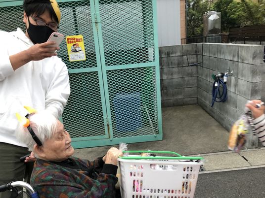 車椅子の高齢者と職員