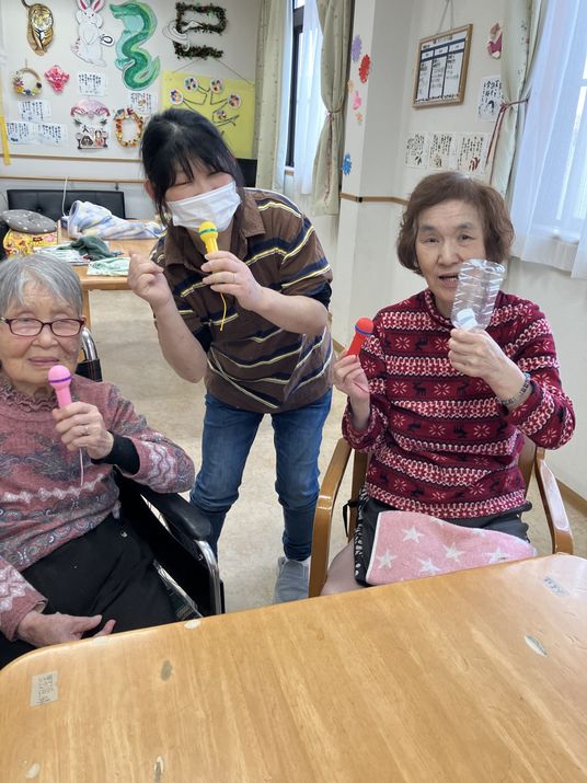 賑やかな交流が見える室内