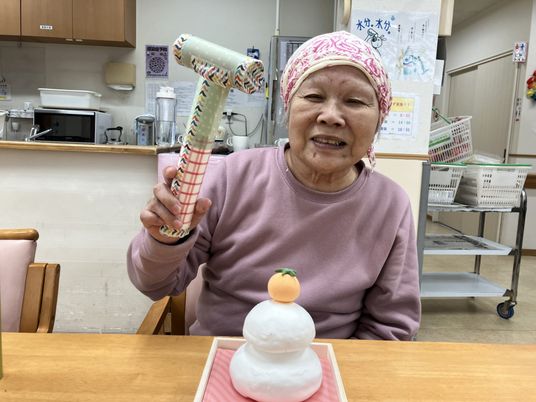 笑顔の高齢者とこたつ