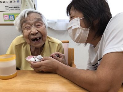 食事介助の光景
