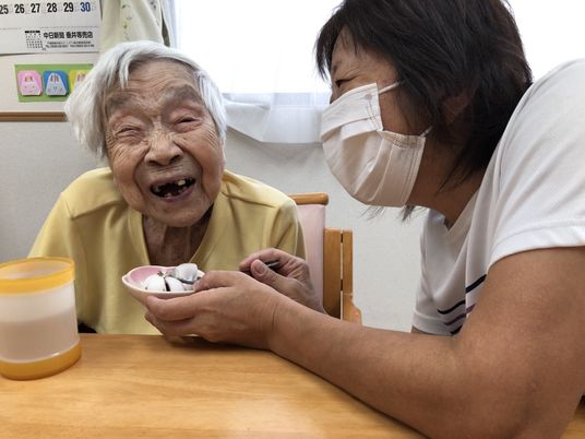 食事介助の光景