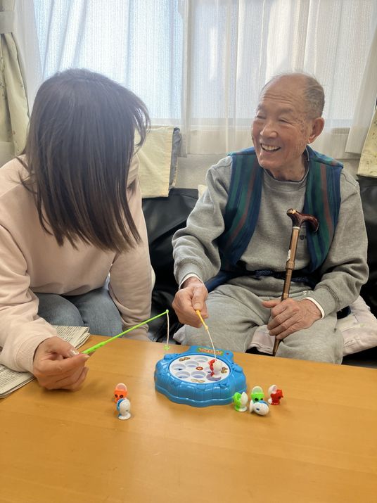 笑顔の高齢者とスタッフ談笑