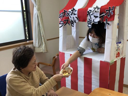 笑顔で食事の手渡し