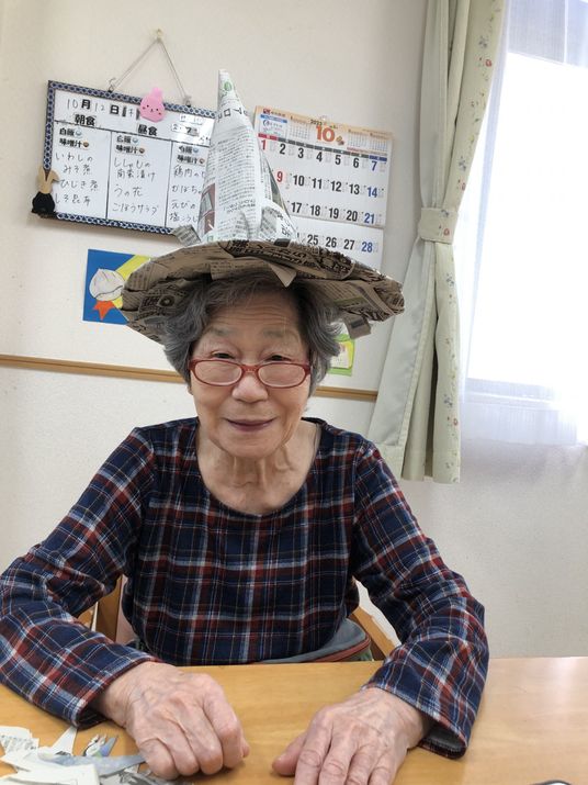 笑顔の利用者様と創作活動