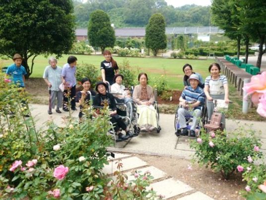 庭で過ごす人々