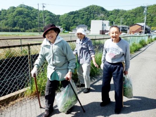 散歩する笑顔の高齢者たち