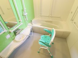 清潔なバリアフリー浴室