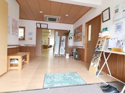 明るいエントランスの様子