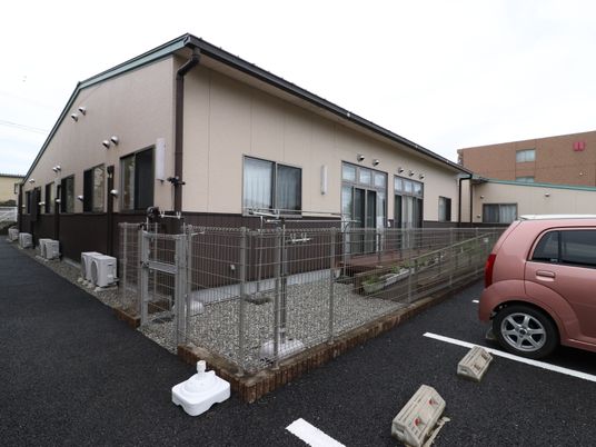 落ち着いた外観の建物