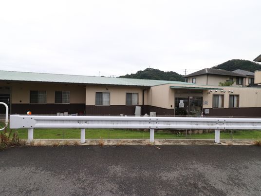 平屋建て施設の正面外観