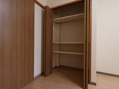 開いた洋室のクローゼット