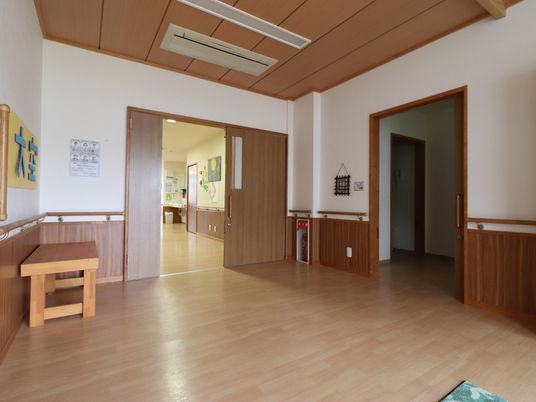 廊下の広々とした空間