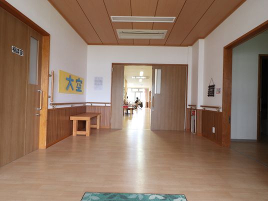木目調の床の廊下