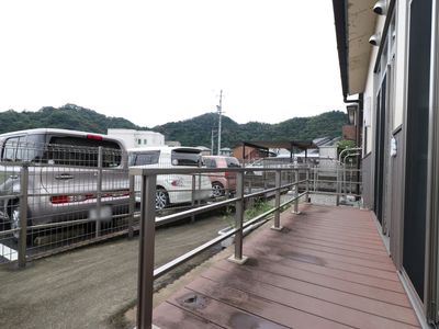 施設の広々としたバルコニー