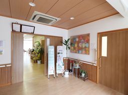 木目調の温かい廊下