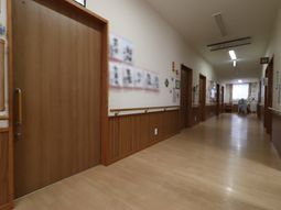 清潔で広々した廊下