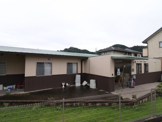 広々とした施設の外観