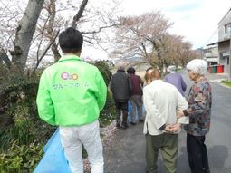 散歩する利用者とスタッフ