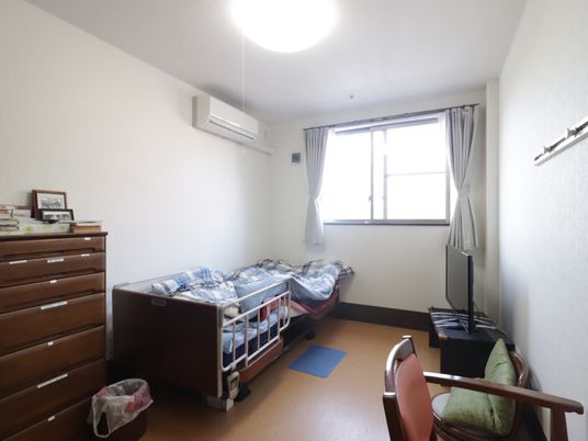 居室の明るい一室