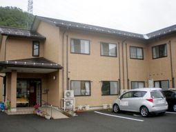 明るい外観の建物