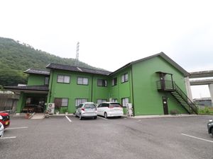 緑色の建物外観