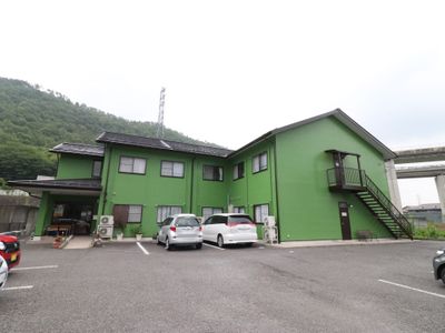 緑色の建物外観