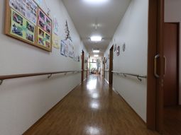明るい廊下と掲示物