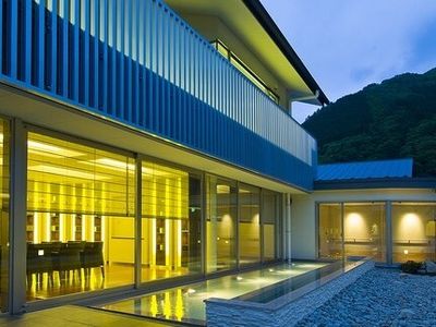 照明と窓の光る建物外観