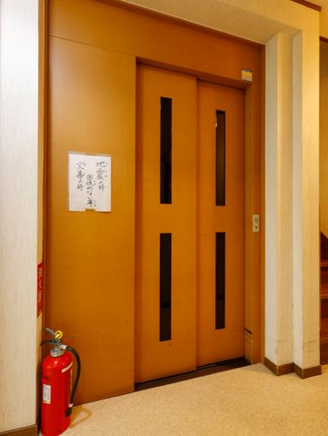 木目調エレベーターの扉