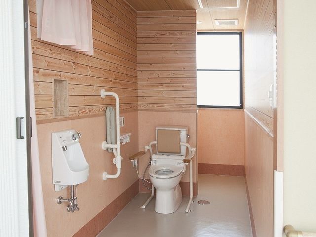 安心とプライバシーのトイレ トイレ 窓から自然光が差し込む明るいトイレです。手すりが設置されており、安全に利用できます。