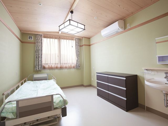 静かな居室 居室 陽の光が優しく差し込む居室です。落ち着いた雰囲気の中で快適に過ごせます。