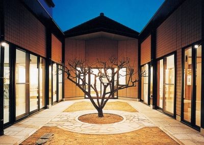 中央に植栽のある中庭